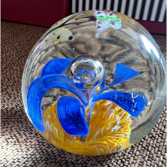 Glass Paperweight with Controlled Bubble and Flower - Picture 10 of 16